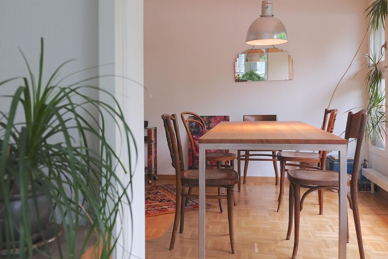 Esstisch Nussbaum kombiniert mit Stahltischgestell