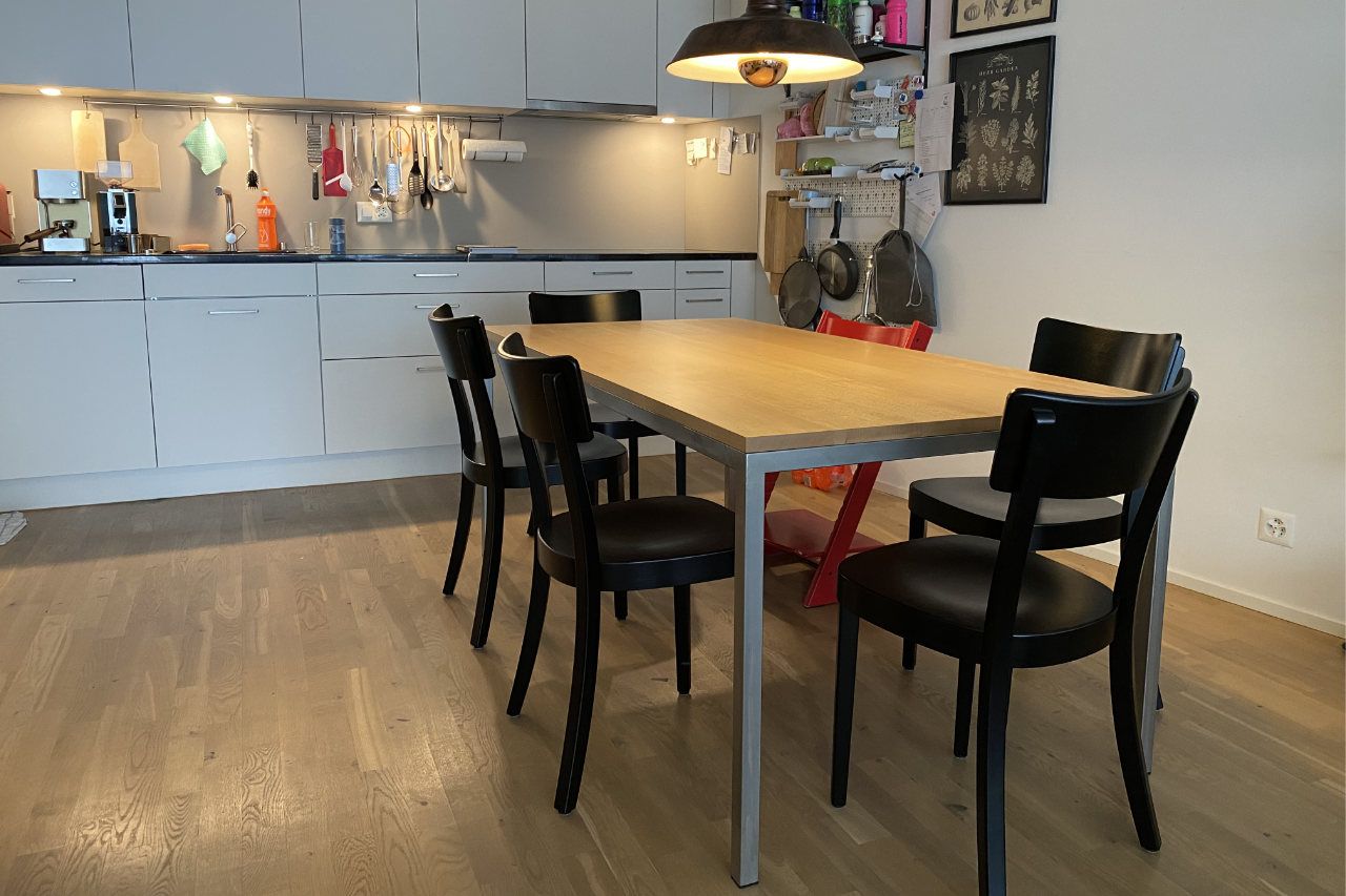 Esszimmertisch mit Stahluntergestell und Holzplatte gefertigt in Basel