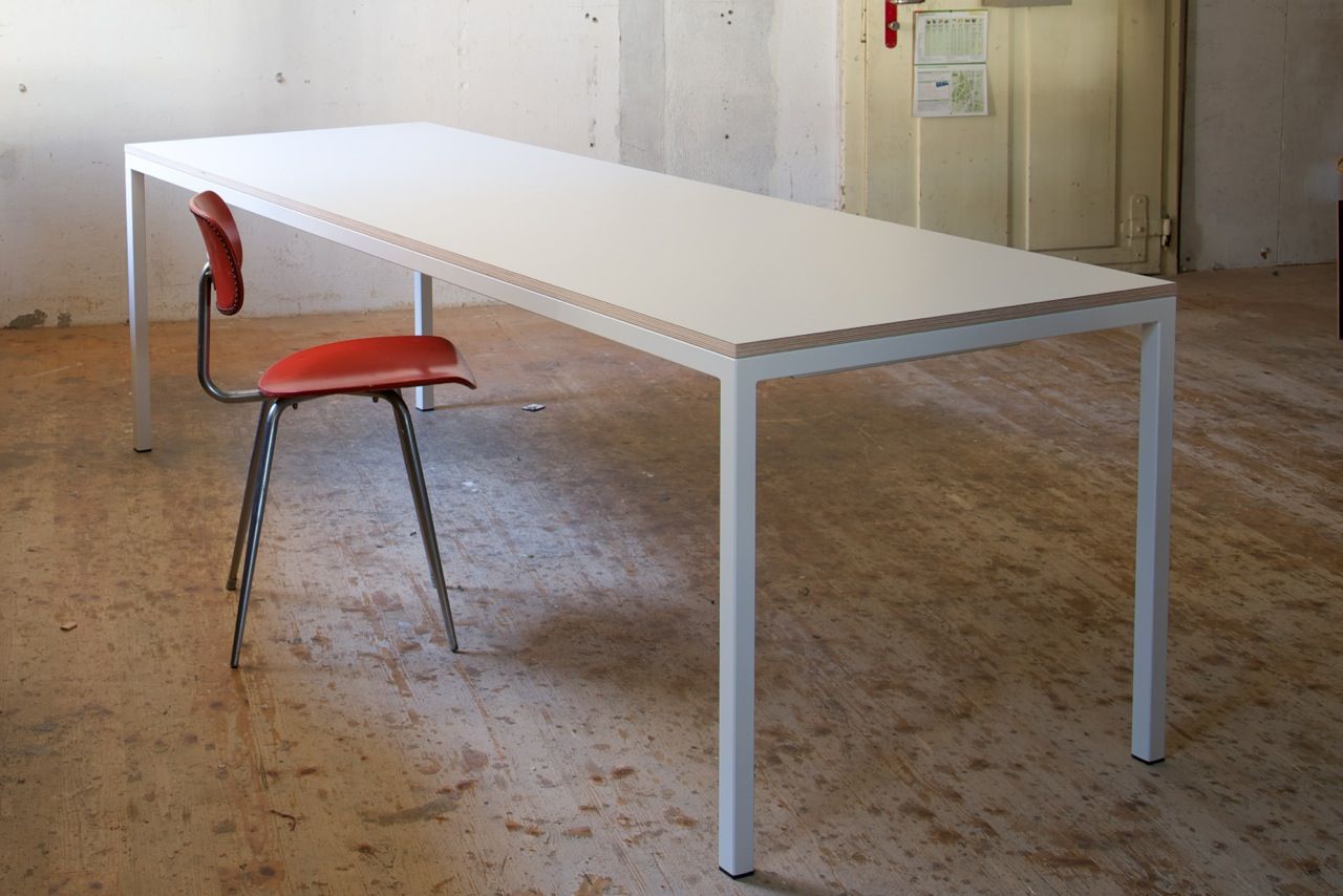 Bürotisch nach Mass hergestellt in der  Schreinerei Kambiumkyburz bei Basel Schweiz